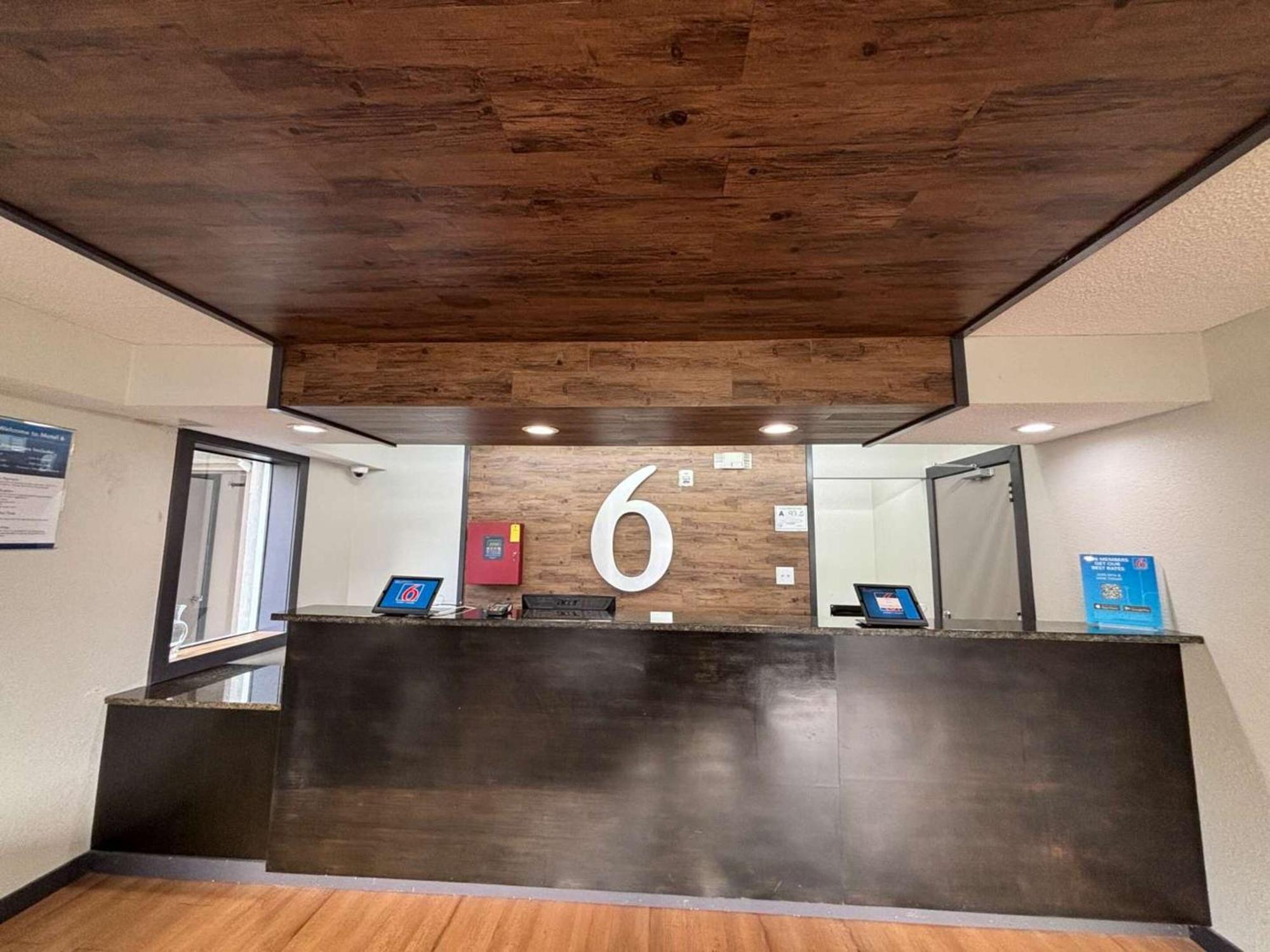 6 Charlotte, Nc Northlake Hotel 4*